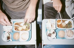 Rumitnya Menyiapkan Makanan untuk Penumpang Pesawat