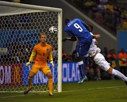 Sundulan Balotelli Buat Inggris Tertunduk