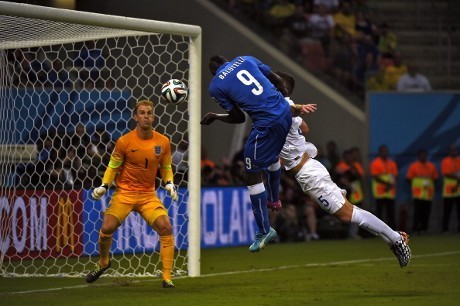 Sundulan Balotelli Buat Inggris Tertunduk