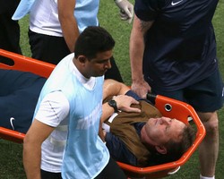 Gara-gara Rayakan Gol Sturridge, Fisioterapis Inggris Ini Cedera