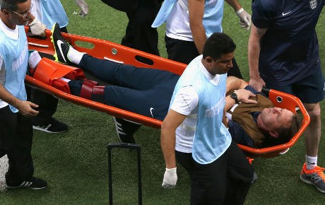 Gara-gara Rayakan Gol Sturridge, Fisioterapis Inggris Ini Cedera