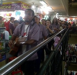 Artis-artis Pendukung Jokowi Ngamen di Pasar Baru Bandung