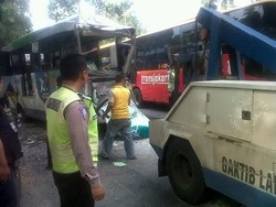 Tabrakan Beruntun 2 Bus TransJ dan 2 Kopaja AC Terjadi di Halte Monas