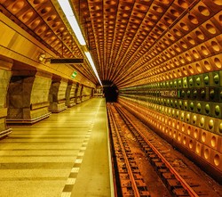 Keliling Dunia, Fotografer Ini Dokumentasikan Suasana Kereta Bawah Tanah