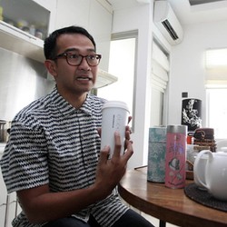Dapur Apartemen Iwet Ramadhan Berkonsep Putih Minimalis