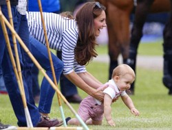 Lucunya Pangeran George Bermain Bola Didampingi Kate Middleton