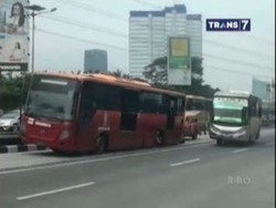 Dua Ban Bus Transj Copot, Penumpang Panik