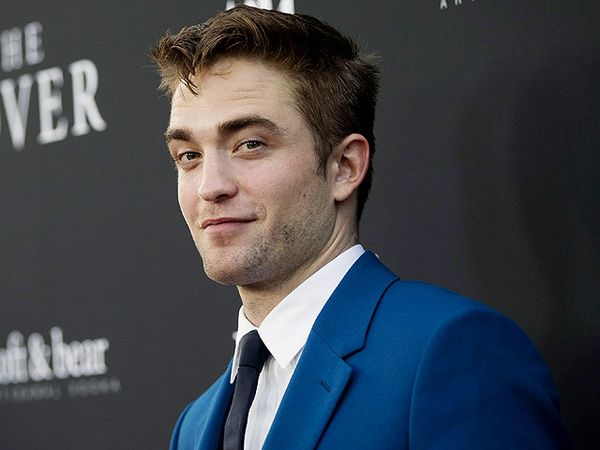 Robert Pattinson Gagah Berjas Biru