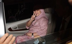 Tersenyum di Samping Jokowi, Iriana Berikan Salam Dua Jari