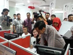 Jokowi Sapa Pendukungnya Melalui Call Center