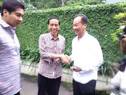 Berkemeja Kotak-kotak, Jokowi Sambangi Kediaman Ginandjar Kartasasmita