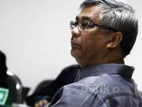 Akil Mochtar Dituntut Seumur Hidup