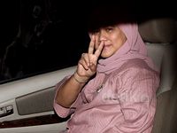 Jilbab Merah Muda Iriana di Debat Capres