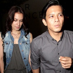 Ariel Tegaskan Belum Nikahi Sophia Mueller di Bali