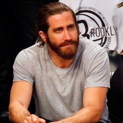 Jake Gyllenhaal Akan Tampil di Panggung Broadway
