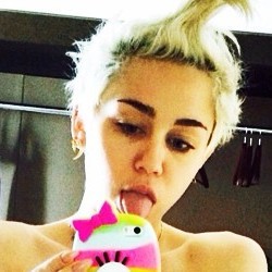 Lagi! Miley Cyrus Pose Topless di Instagram