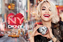Kolaborasi Rita Ora dan DKNY Rilis Parfum Terbaru Ala New Yorker
