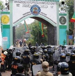 Proyek Rel Kereta Pelabuhan Terkendala Makam Mbah Priok