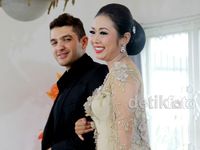 Soimah Gandeng Pria Bule di Video Klip Pelet Cinta