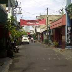 Dua Hari Lagi Ditutup, Warga Dolly Kibarkan Bendera Setengah Tiang