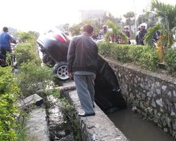 Toyota Vios yang Dikendarai Pelajar SMU Nyungsep ke Parit di Batununggal