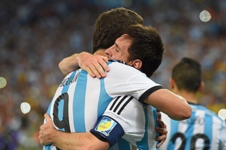 Higuain Buka Kans Gabung Messi di Barca