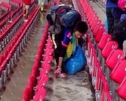 Aksi Kerja Bakti Fans Jepang Usai Kekalahan Timnya