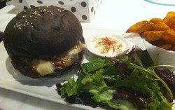 Garcon Bisto-Bar-Pattiserie : Racikan Lamb Burger dalam Charcoal Bun yang Unik