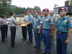 Kapolresta Depok Beri Penghargaan pada 7 Anggota TNI AL yang Gagalkan Perampokan