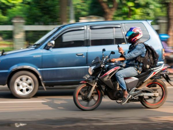 Eits, Mau Main HP, Minggir Dulu Bro...