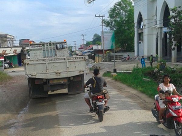 Pengendara Motor dan Ular Besarnya