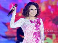 Senyum Lebar Ayu Ting Ting di Panggung Dangdut