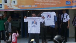 Jokowi Bagi-bagi Kaos Presidenku! Joko Widodo. di Purwakarta