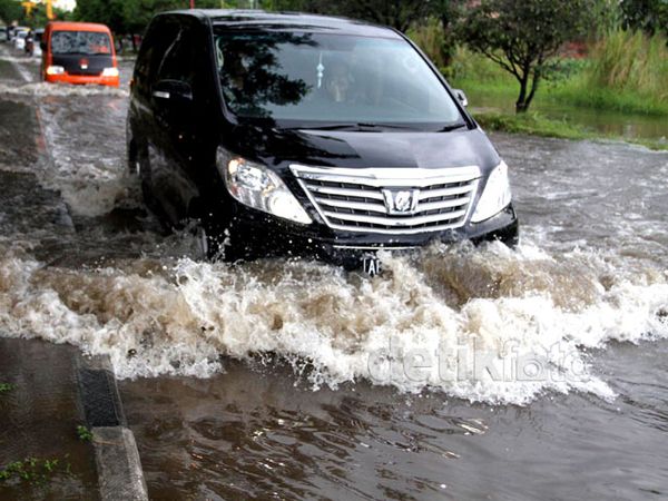 Jalan Raya Bandara Juanda Banjir