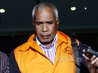 KPK Tahan Bupati Biak Numfor, Yesaya Sombuk