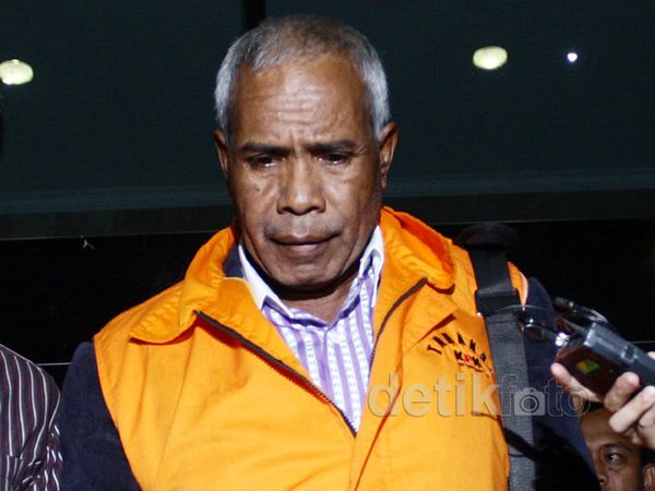 KPK Tahan Bupati Biak Numfor, Yesaya Sombuk