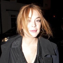 Tak Mau Kalah dari Kendall Jenner, Lindsay Lohan Juga Pamer Paha