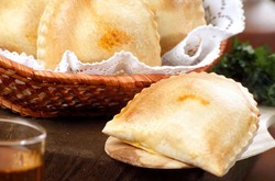 Nyam! Pasteis, Jajanan Kaki Lima Brazil yang Gurih Renyah