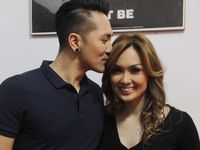 Kemesraan Demian dan Sara Wijayanto