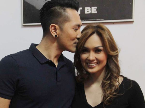 Kemesraan Demian dan Sara Wijayanto