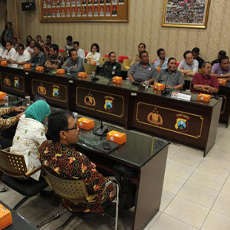 Tim Sukses Capres Cawapres Janji Kampanye Damai di Surabaya