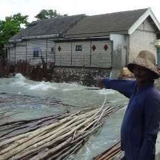 Ratusan Rumah Warga Sumenep Rusak Diterjang Ombak