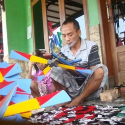 Cerita Tarno, Satpam yang Kerja Sampingan Sebagai Perajin Mainan