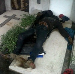 Mayat Mr X Berbaju Kidd Rock Membusuk di Makam Pandu