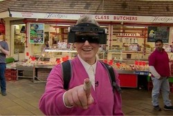 Berkat Smart Glasses dari Peneliti Oxford, Oliver Bisa Melihat Kembali