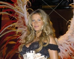 Model Seksi Gantikan Presiden Brasil untuk Serahkan Trofi Juara Piala Dunia?