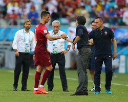 Usai Asyik Mengorek Hidung, Loew Salami Ronaldo