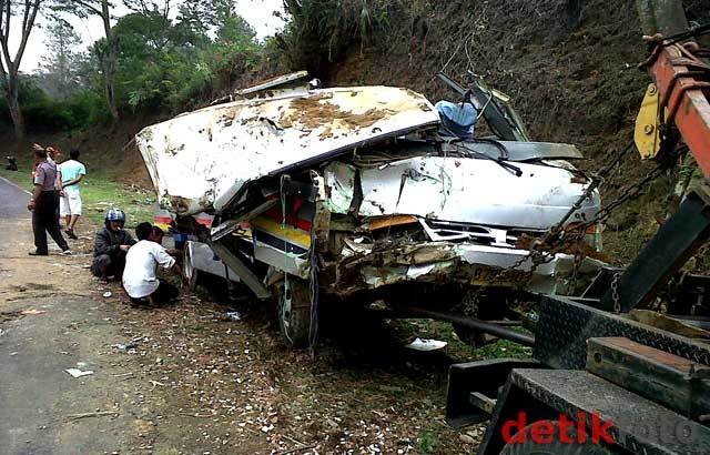 Minibus pariwisata yang berpenumpang 11 turis asing terguling di Tanjakan Emen, Jalan Raya Ciater Lembang, Kabupaten Subang, pada Jumat (7/10/2011)