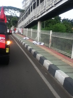 Relawan Pro Jokowi Copot Spanduk Jokowi Tetap Gubernur