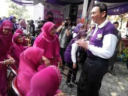 Peringati Hari Lanjut Usia Nasional, Ahok Dikepung Fans Nenek-Nenek